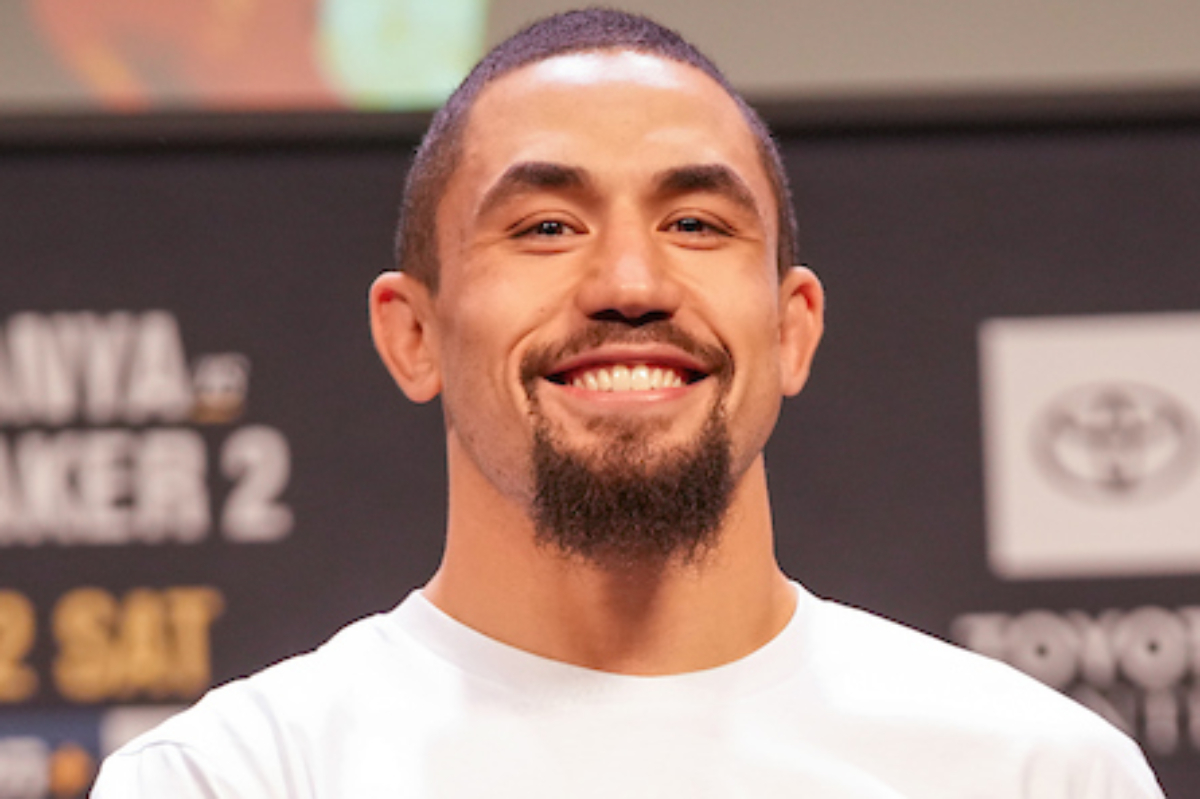 Robert Whittaker atento aos questionamentos da imprensa antes de sua segunda luta contra Israel Adesanya, no UFC 271
