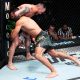Rodolfo ataca as pernas de Cody para levar a luta para o solo