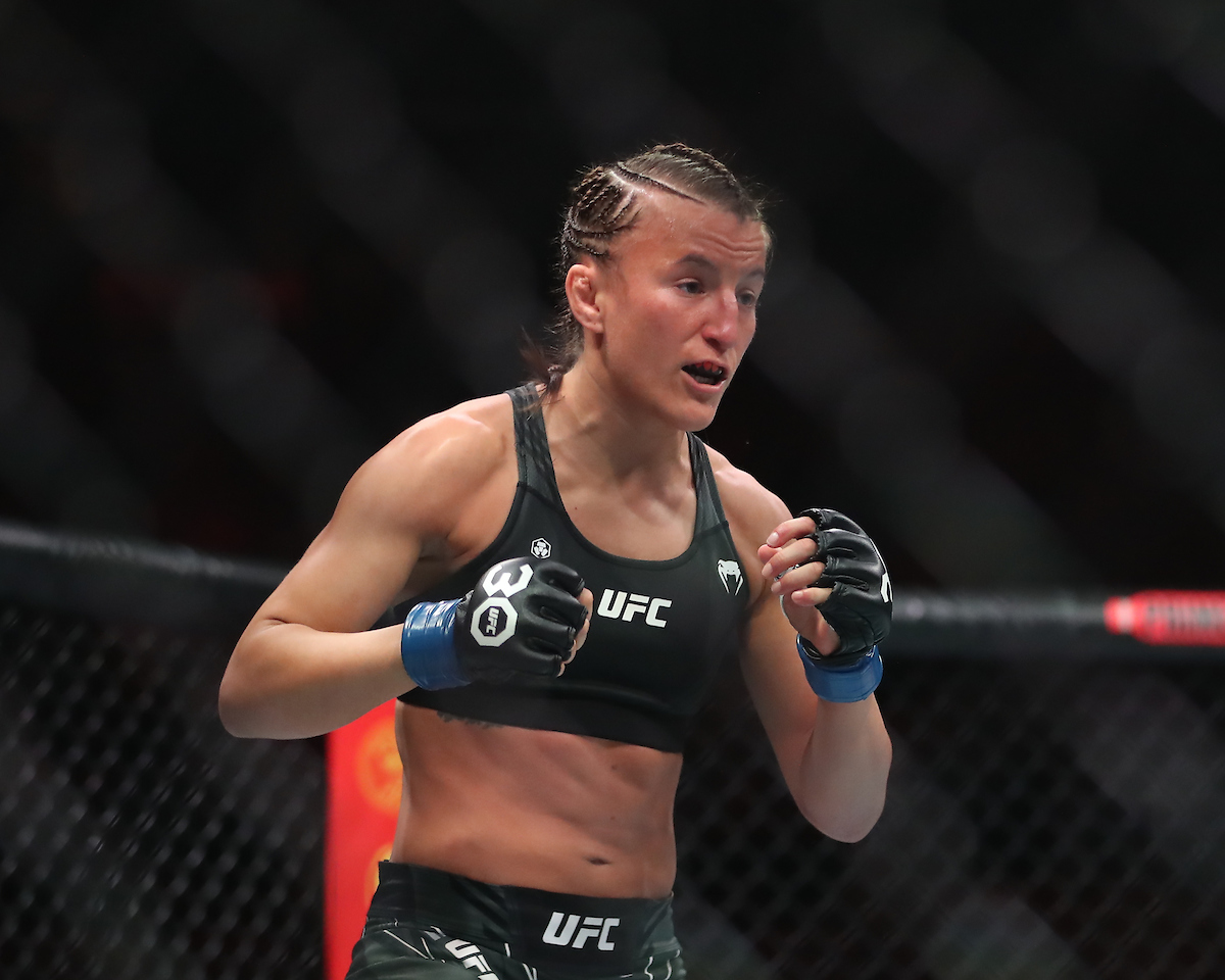 Sam Hughes em ação no UFC 287, diante de Jaqueline Amorim