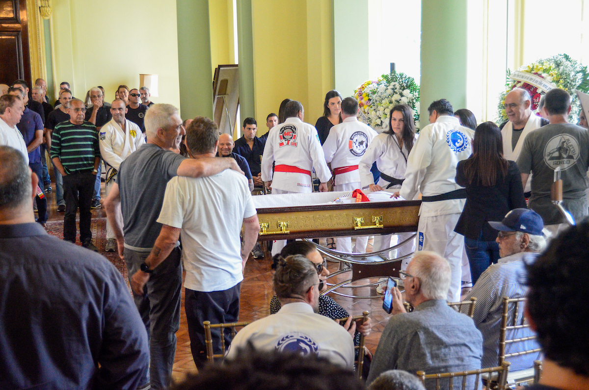 Personalidades e fãs marcam presença no velório de Robson Gracie