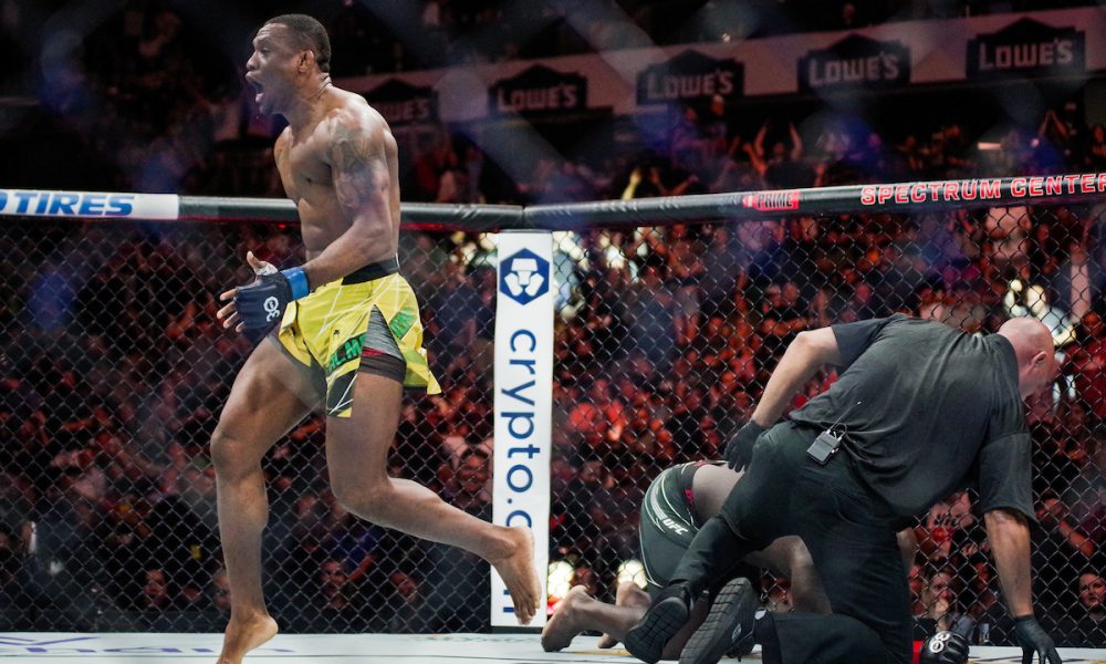 Jailton Malhadinho comemora sua vitória por finalização sobre Jairzinho Rozenstruik no 'main event' do UFC Charlotte.