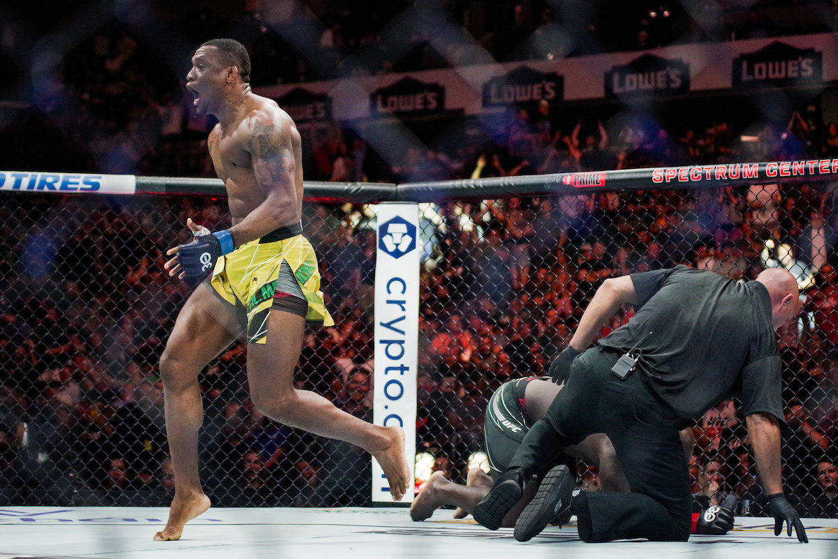Jailton Malhadinho comemora sua vitória por finalização sobre Jairzinho Rozenstruik no 'main event' do UFC Charlotte.