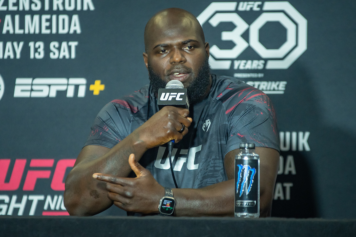 Jairzinho Rozenstruik responde perguntas da imprensa durante o media day do UFC Charlotte.