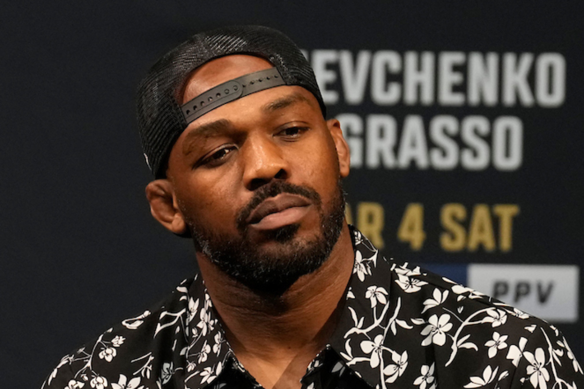 Jon Jones interage com a imprensa durante a coletiva pré-UFC 285.