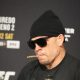 Nate Diaz fuma um cigarro de maconha durante a coletiva de imprensa do UFC 263.