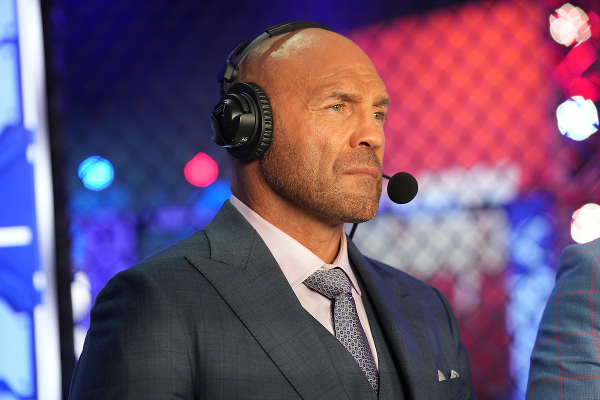 Randy Couture exercendo sua função de comentarista durante as semifinais dos torneios da PFL na temporada 2022.