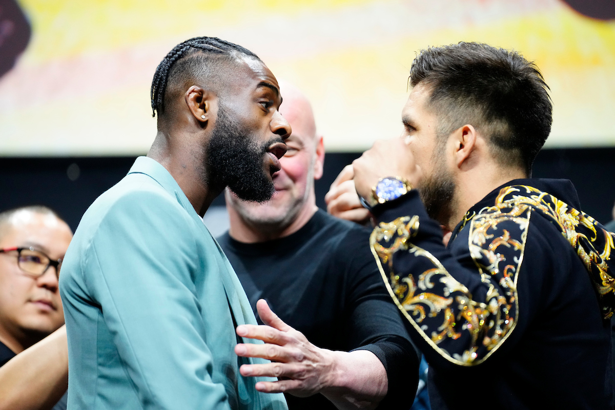 Aljamain Sterling e Henry Cejudo fazem última encarada antes de se enfrentarem no UFC 288.