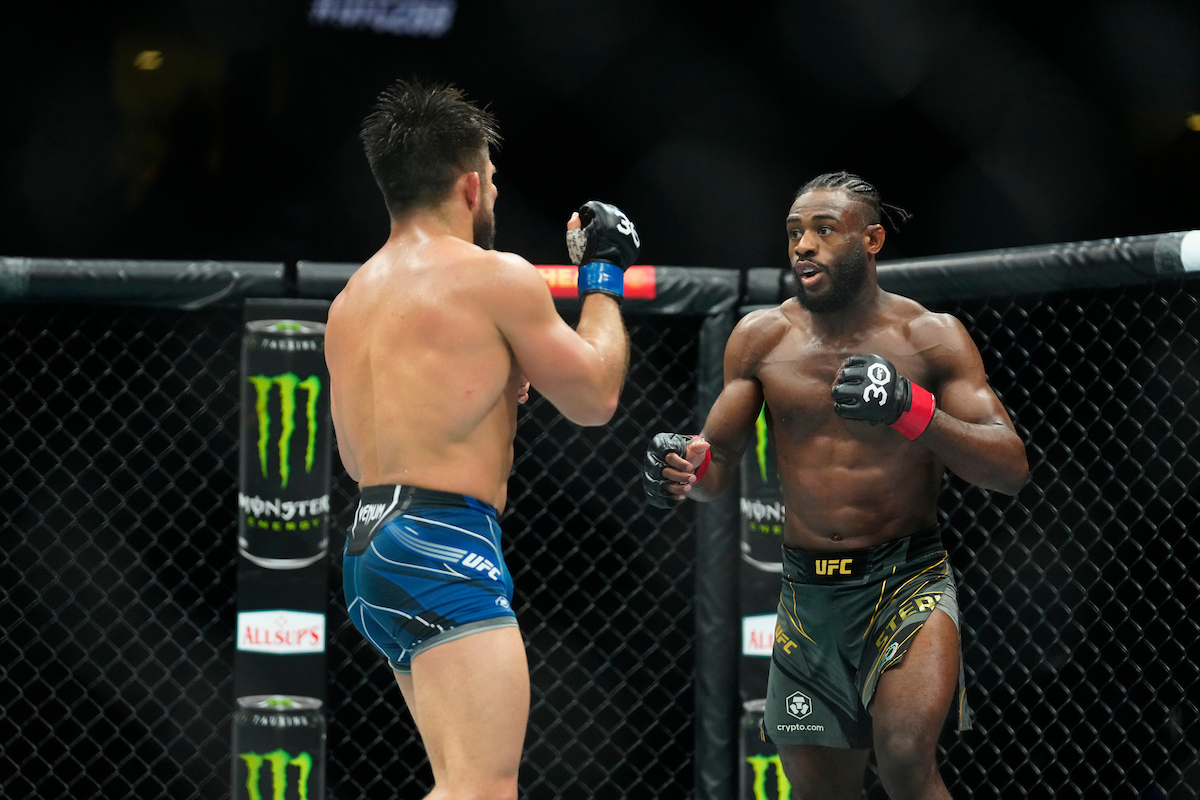 Aljamain Sterling segue como campeão dos galos do UFC ao vencer Henry Cejudo