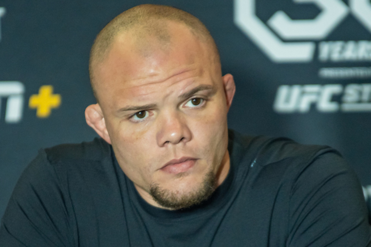 Anthony Smith responde perguntas de jornalistas no media day do UFC