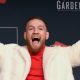 Com um casaco de pele branco, Conor McGregor rouba a cena durante coletiva de imprensa do UFC