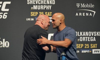 Dana White e Robbie Lawler se abraçam durante coletiva de imprensa do UFC 266