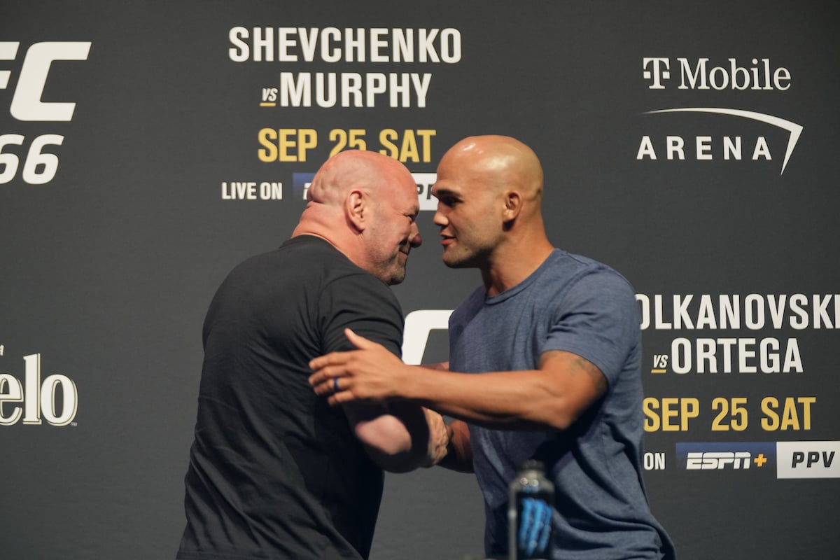 Dana White e Robbie Lawler se abraçam durante coletiva de imprensa do UFC 266
