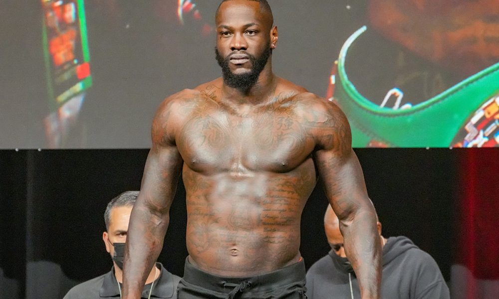 Deontay Wilder se pesa para sua terceira luta contra Tyson Fury