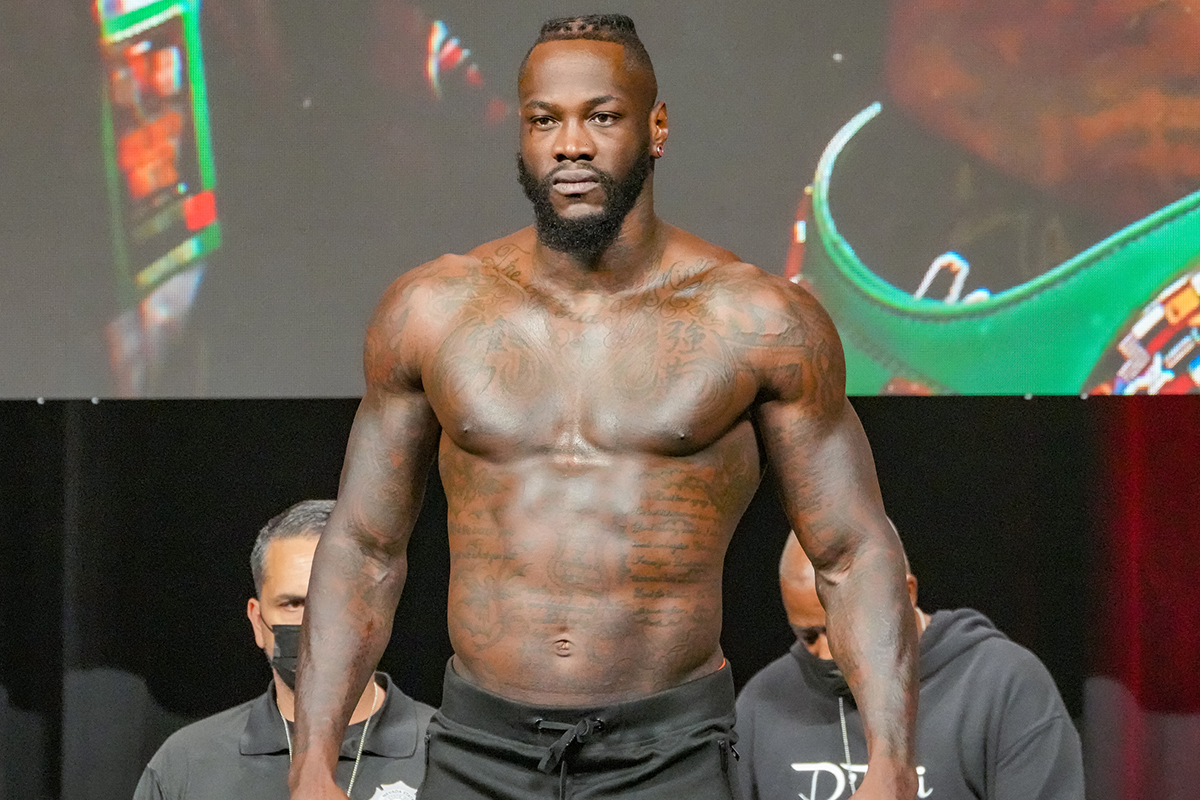 Deontay Wilder se pesa para sua terceira luta contra Tyson Fury