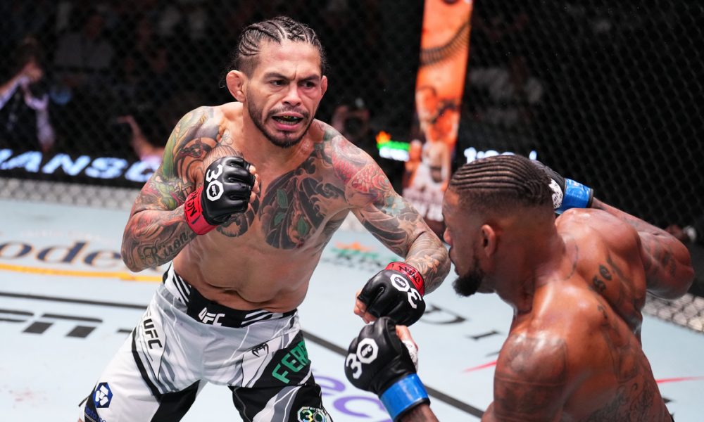 Diego Ferreira desfere golpe em Michael Johnson no UFC Vegas 73