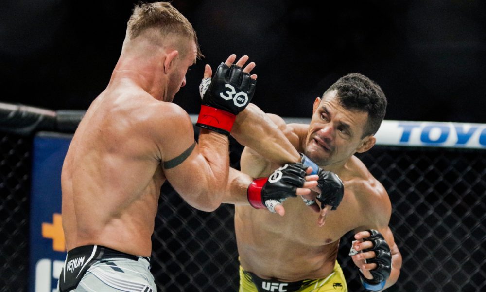 Douglas D'Silva aplica soco em Cody Stamann durante duelo no UFC Charlotte