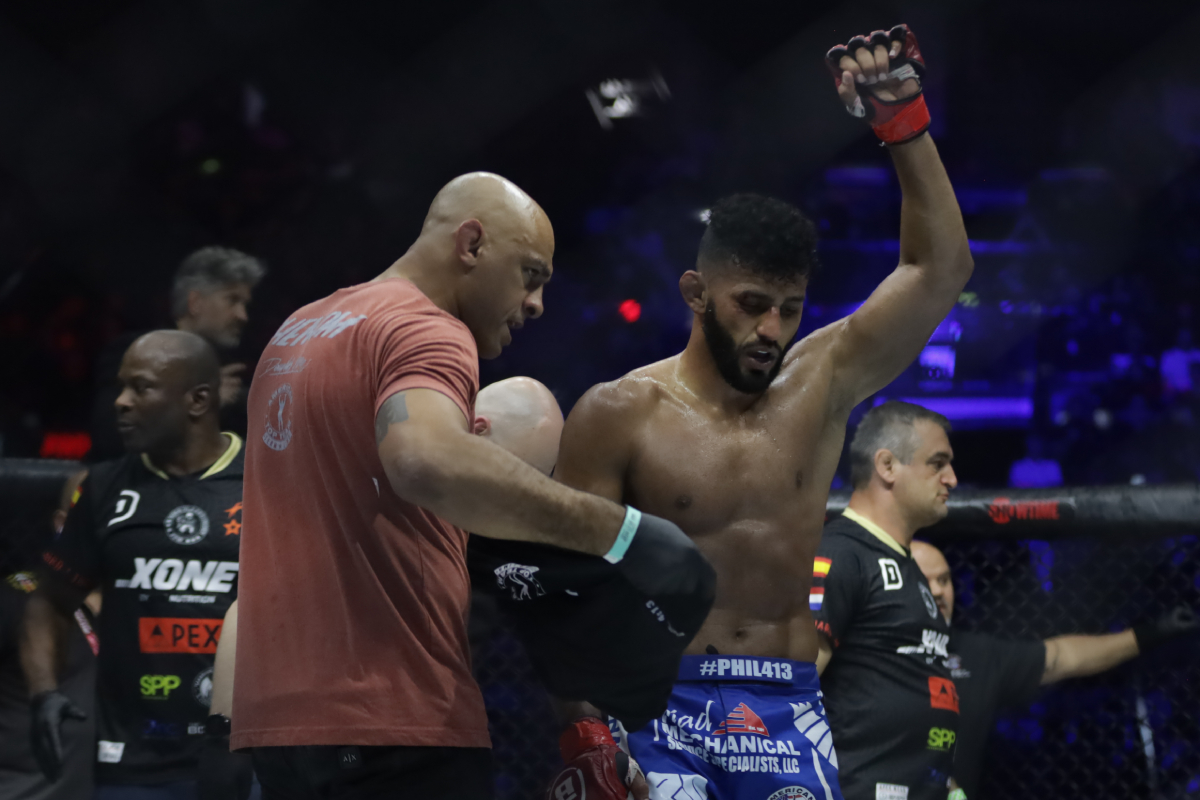 Douglas Lima celebra sua vitória no Bellator 296 com Roan Jucão Carneiro