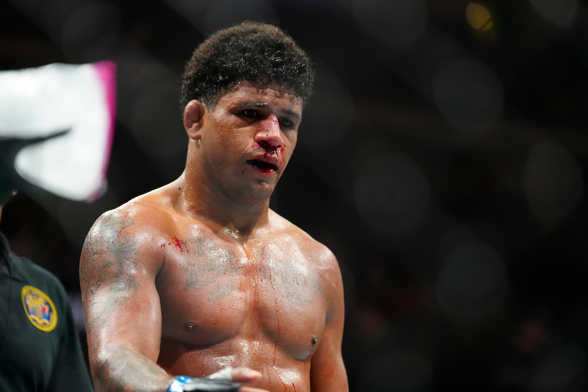 Cabisbaixo, Gilbert Durinho lamenta derrota no UFC 288.