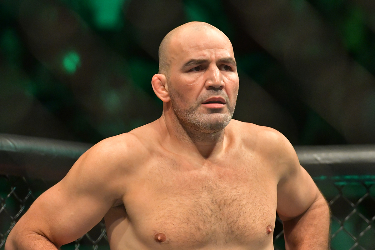 Glover Teixeira no octógono antes de uma luta de MMA