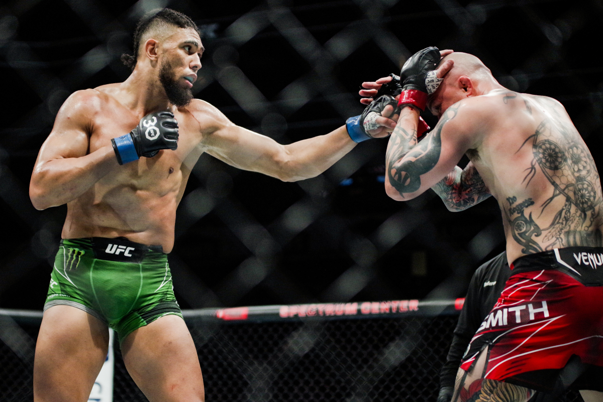 Johnny Walker aplica um jab contra o rosto de Anthony Smith no UFC Charlotte