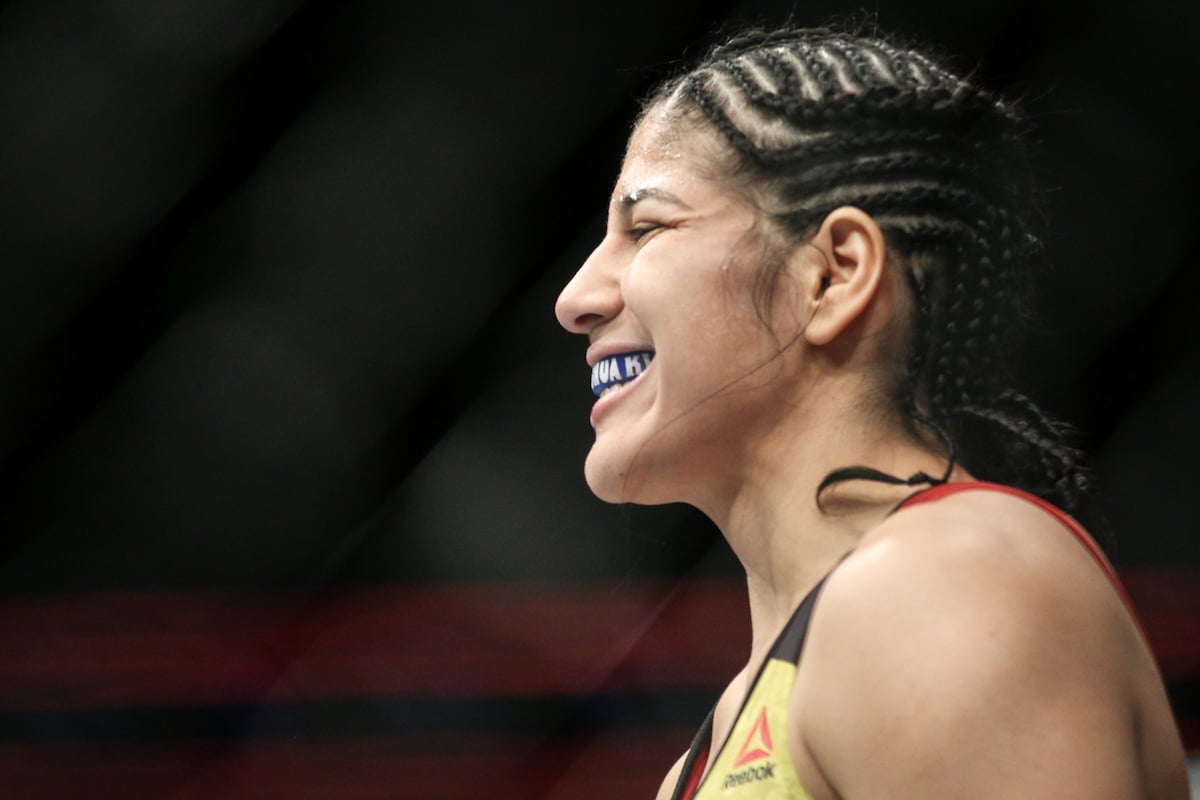 Com o protetor bucal à mostra, Ketlen Vieira se prepara para entrar em ação no UFC 222.