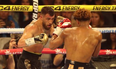 Vasyl Lomachenko (à esquerda) em ação contra Devin Haney