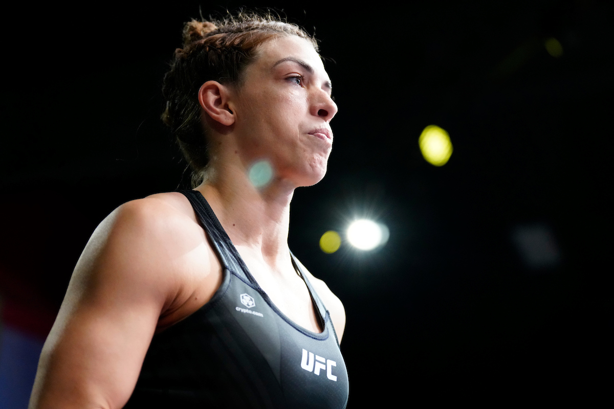 Mackenzie Dern no octógono momentos antes de entrar em ação no UFC Vegas 73