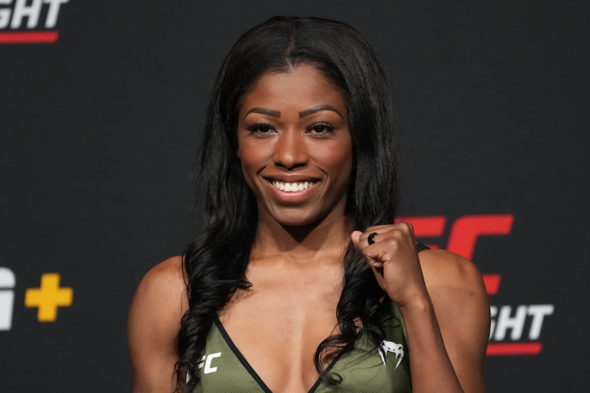 Sorridente, Maria Oliveira bate o peso para competir mais uma vez no UFC.