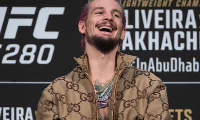 De tranças rosas, Sean O'Malley cai na gargalhada durante coletiva do UFC 280.