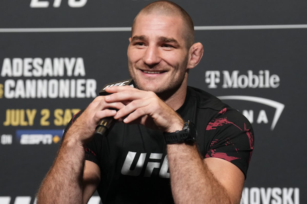 Sorridente, Sean Strickland participa do 'media day' do UFC 276