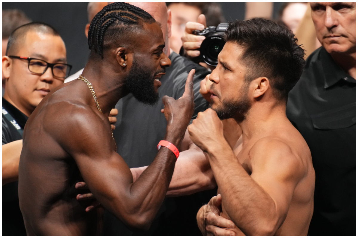 Aljamain Sterling coloca o dedo no rosto de Henry Cejudo durante acalorada encarada na pesagem cerimonial do UFC 288