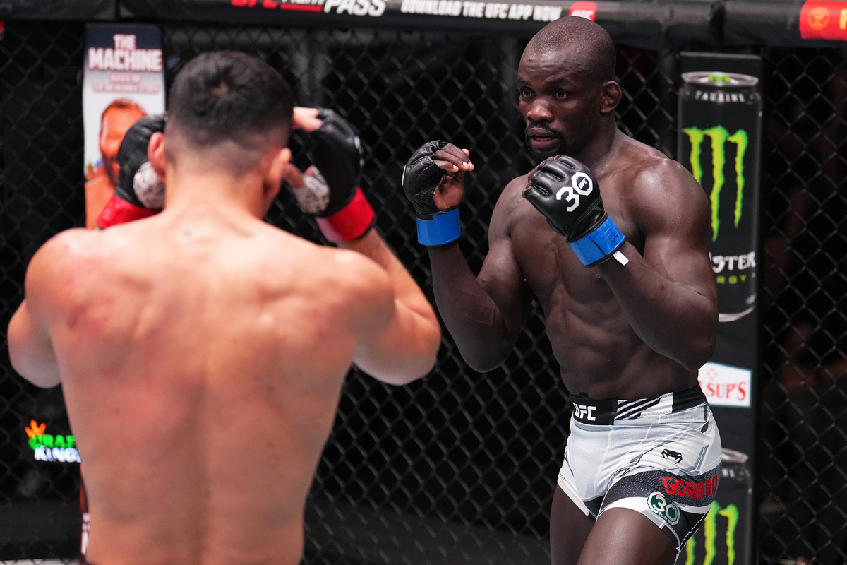 Themba Gorimbo (à direita) em ação no UFC Vegas 73