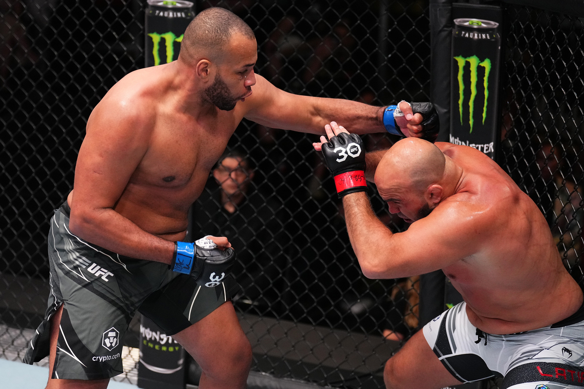 Zé Colmeia desfere soco em Ilir Latifi no UFC Vegas 73