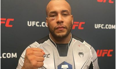 Com o punho cerrado, Zé Colmeia conversa com a imprensa após vencer no UFC Vegas 73