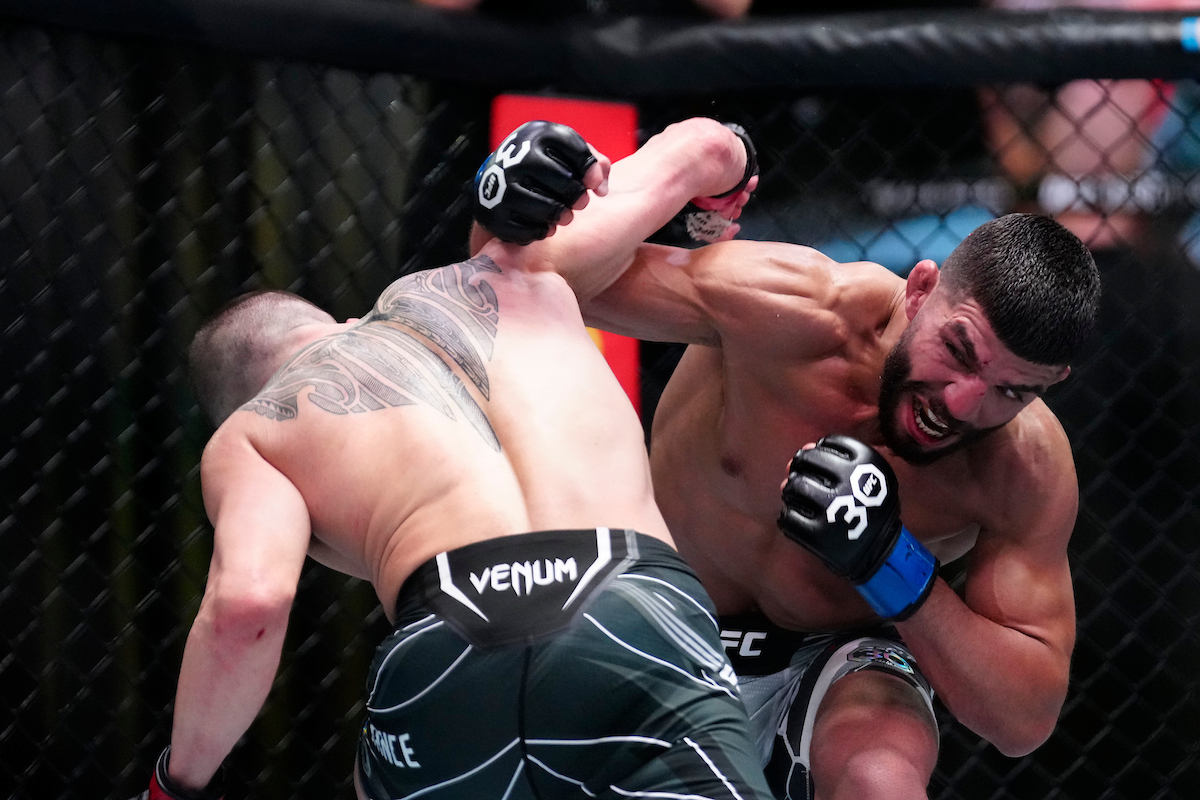 Amir Albazi e Kai Kara-France trocam golpes na luta principal do UFC Vegas 74.
