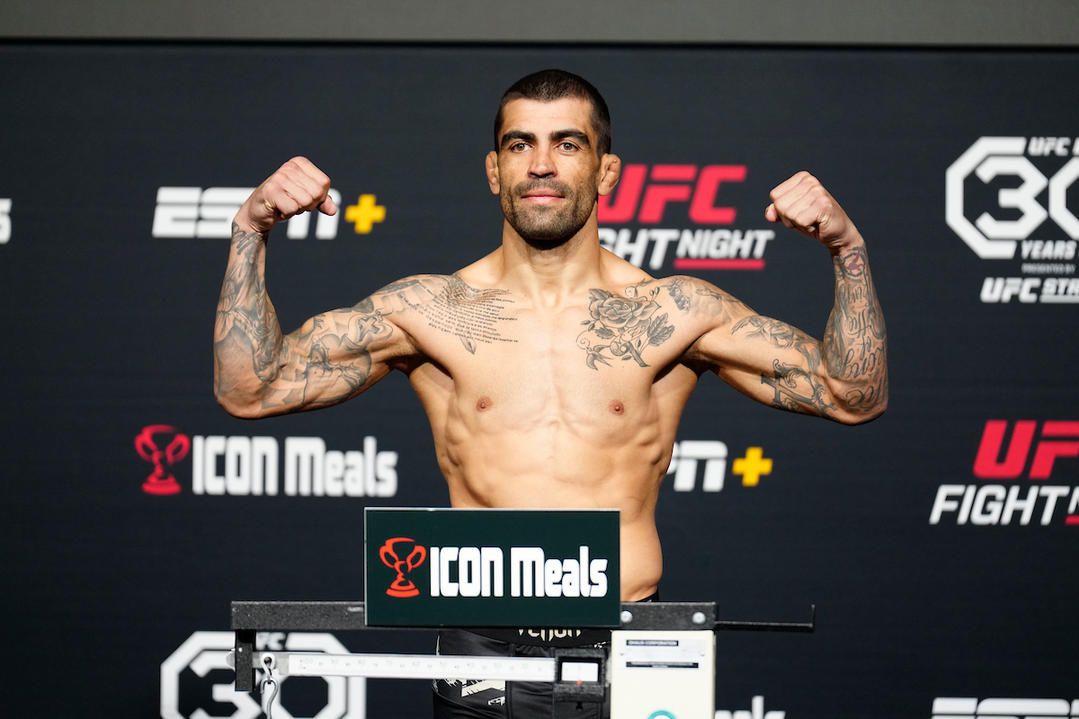 Elizeu Capoeira posa na balança da pesagem oficial do UFC Vegas 74.
