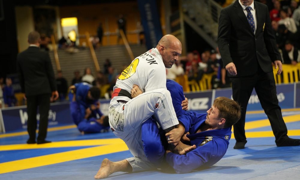 O faixa-coral Megaton Dias em ação no Mundial de Jiu-Jitsu da IBJJF.