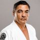 Rickson Gracie posa para foto utilizando um kimono branco