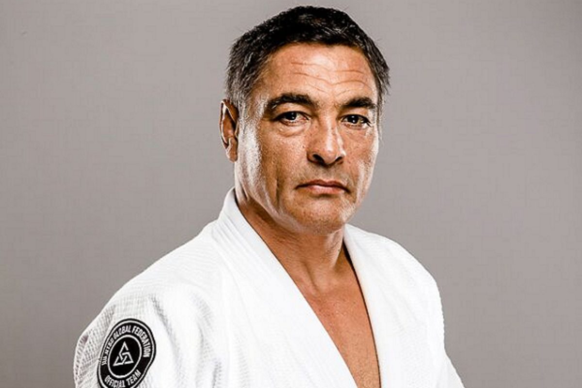 Rickson Gracie posa para foto utilizando um kimono branco