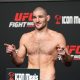 Sean Strickland posa para foto na balança da pesagem do UFC Vegas 66.