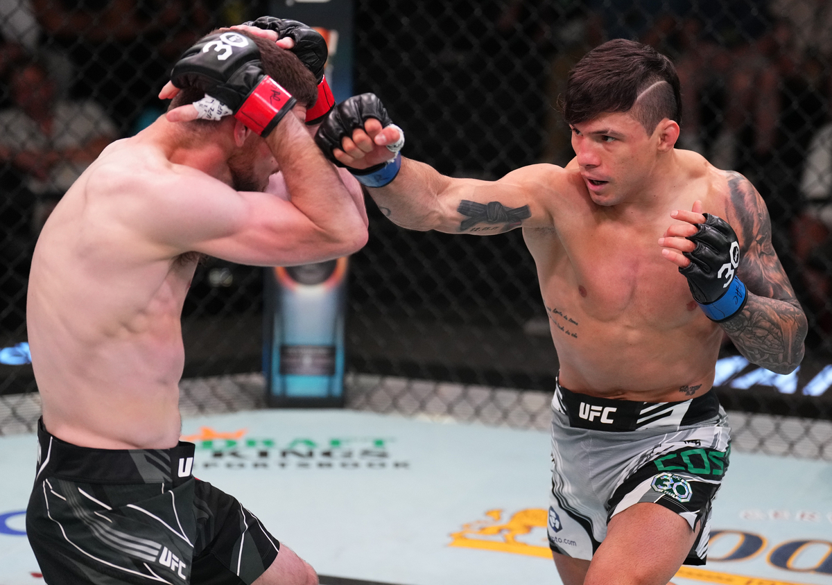 Alessandro Costa em ação no UFC Vegas 75 contra Jimmy Flick