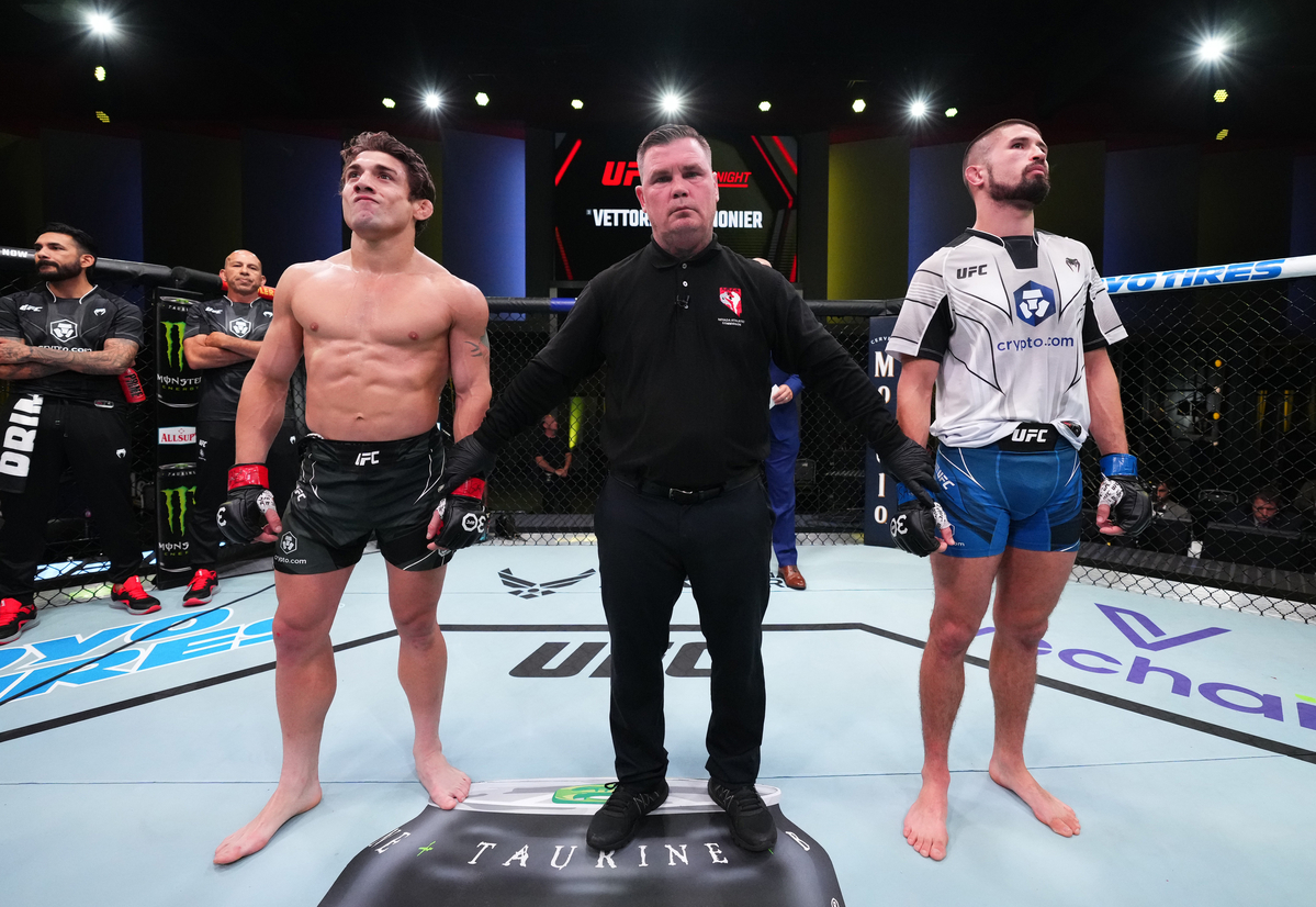 O 'VAR' roubou a cena no card preliminar do UFC Vegas 75