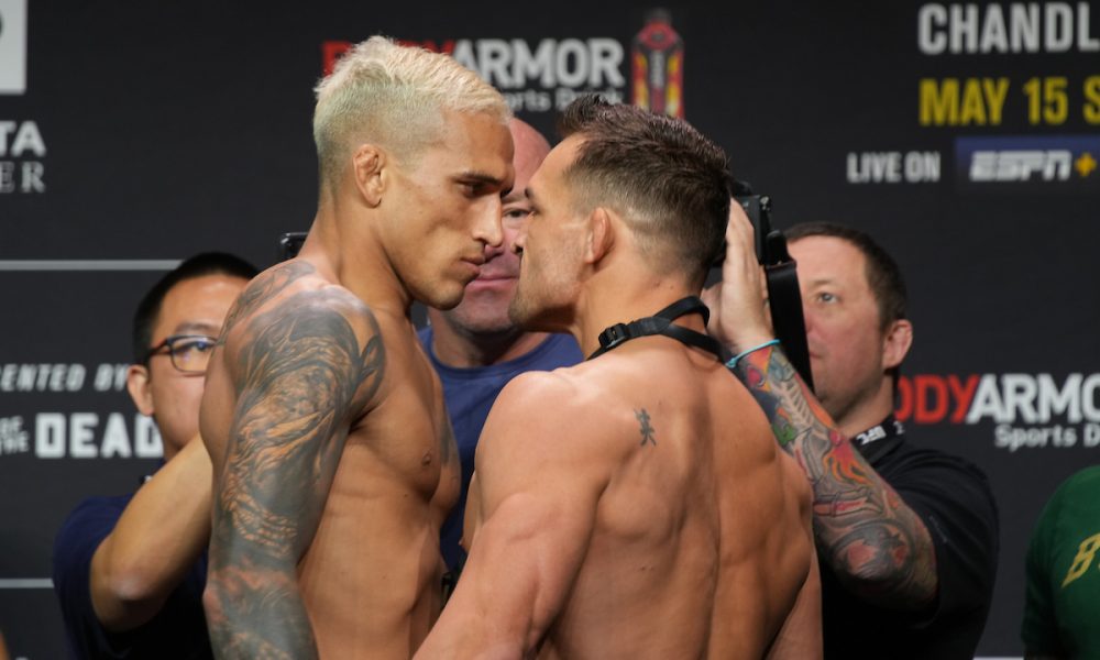 Charles Do Bronx e Michael Chandler ficam frente a frente na pesagem cerimonial do UFC 262
