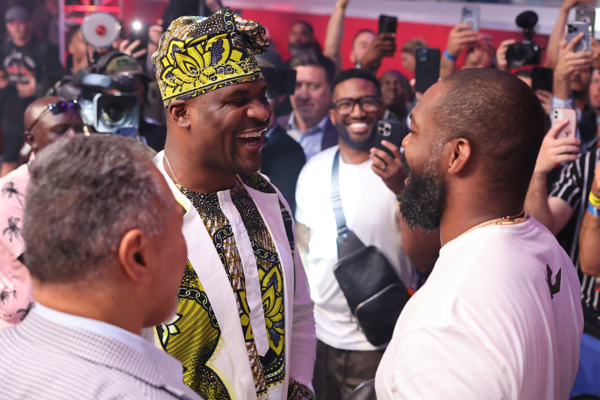 Francis Ngannou e Jon Jones se encaram de forma sorridente ao final da PFL Atlanta
