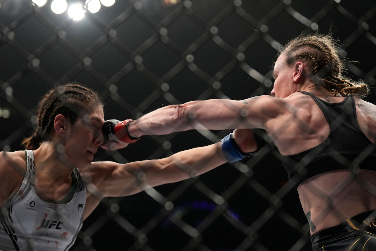 Alexa Grasso e Valentina Shevchenko em ação na luta co-principal do UFC 285.