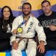 Rayron celebra conquista no Mundial de jiu-jitsu ao lado de Kyra e Roger Gracie