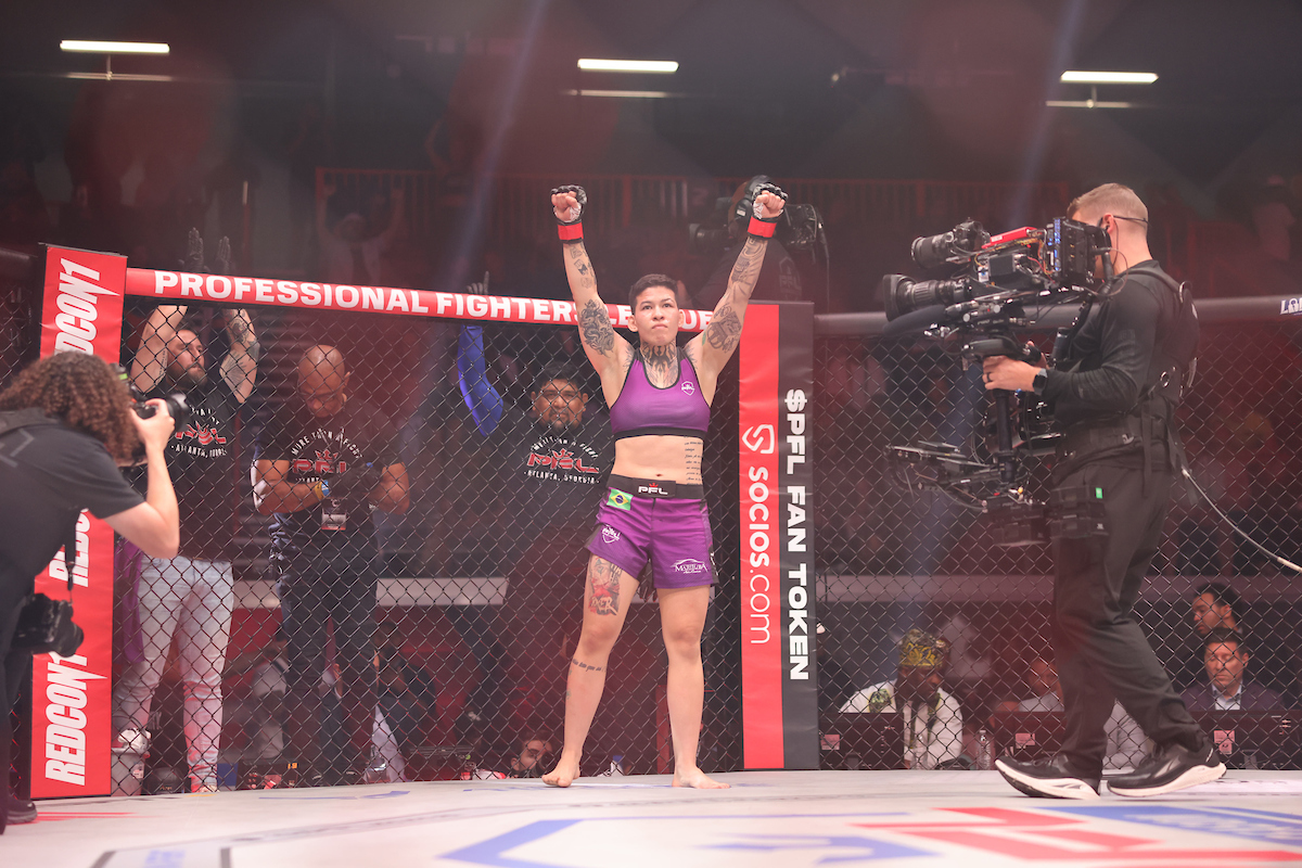 Larissa Pacheco em ação na temporada regular de 2023 da PFL