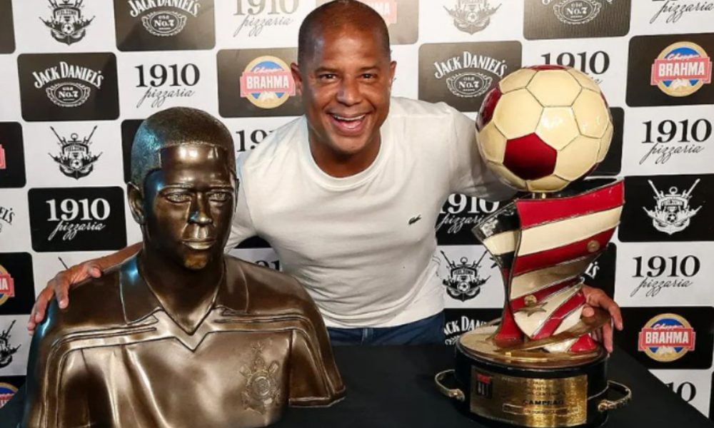 Marcelinho Carioca participa de evento e recebe homenagem