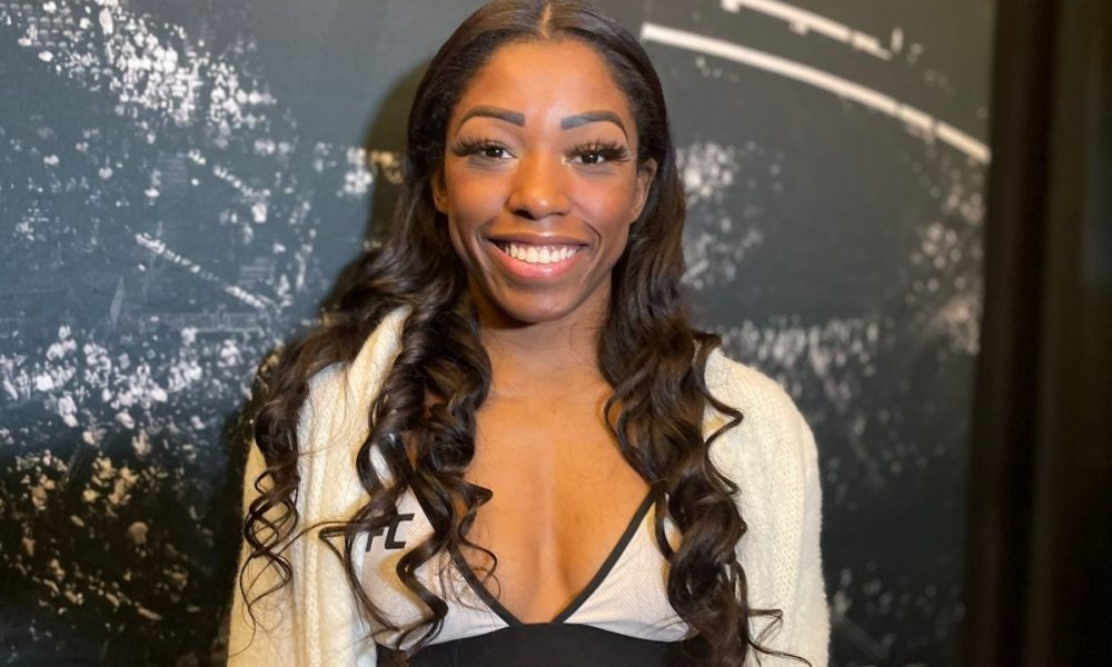 Sorridente, Maria Oliveira participa do media day do UFC