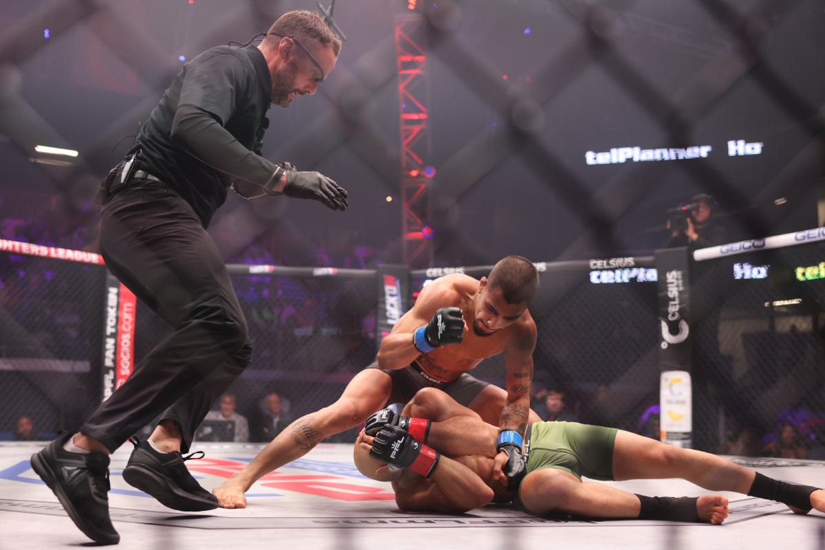 Gabriel Braga golpeia Marlon Moraes no chão durante luta na PFL